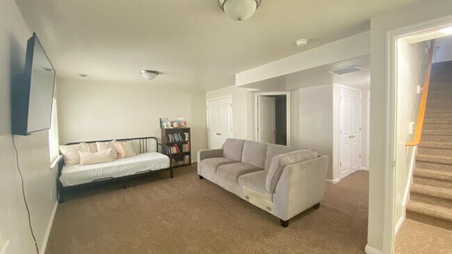 Building Photo - 636 E 60 S