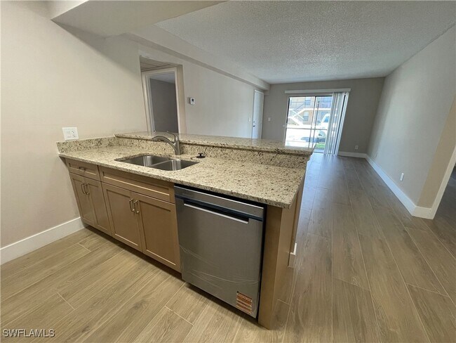 Building Photo - 5323 Summerlin Rd