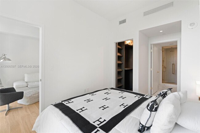 Building Photo - 2678 Tigertail Ave