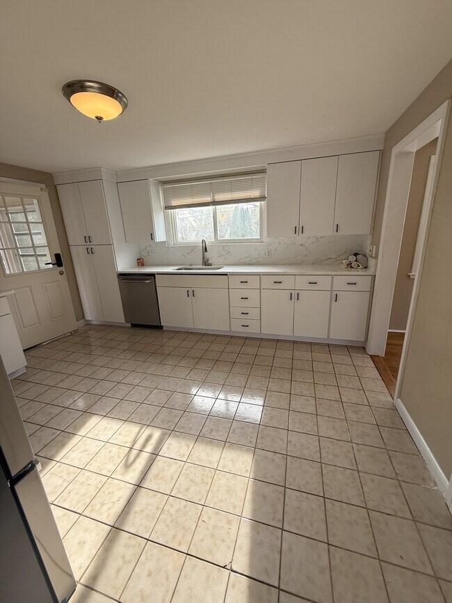 Building Photo - 6 Wells Farm Dr