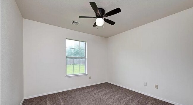 Building Photo - Beautiful 3 Bedroom, 2 Bathroom Home in Ce...