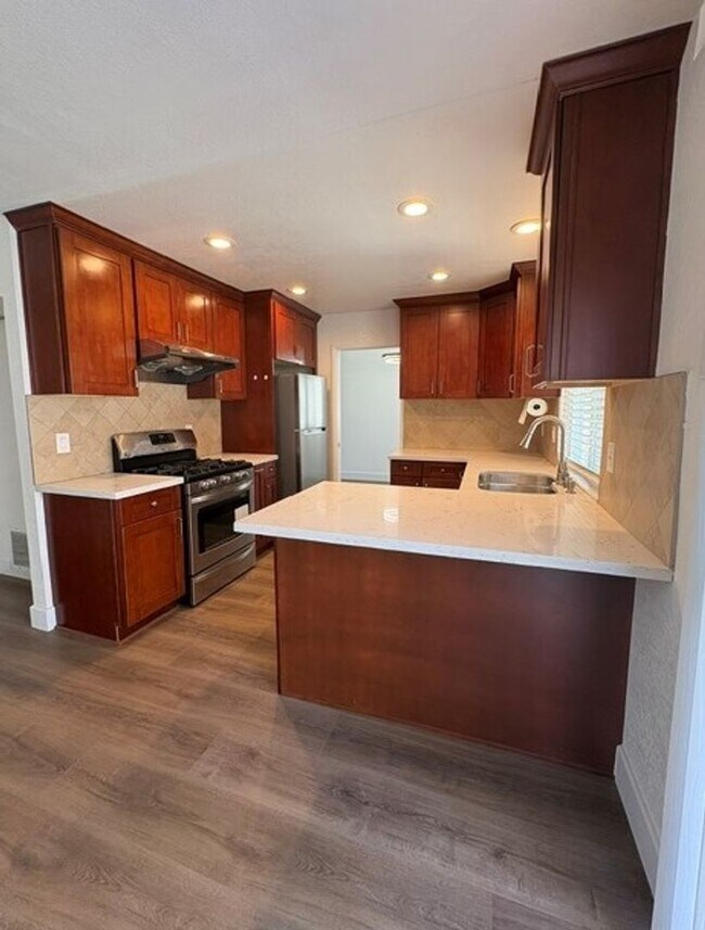Building Photo - 514 Avenida Presidio