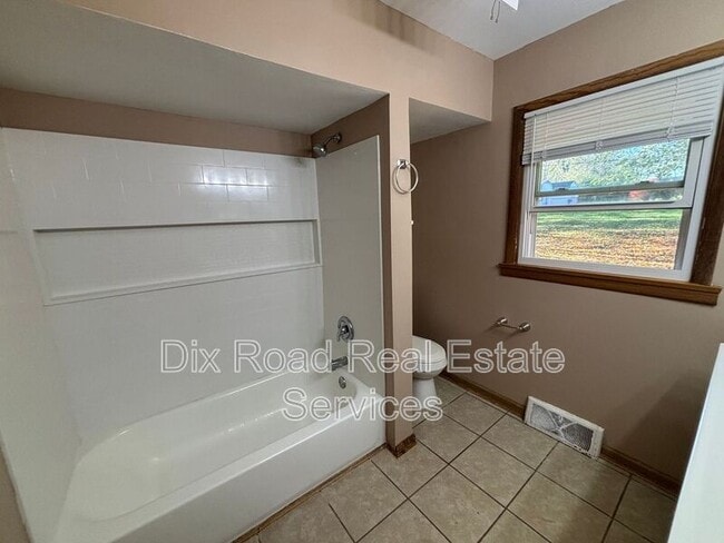 Building Photo - 110 N Heinkel Rd