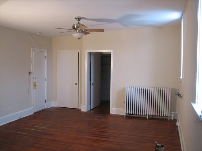 Building Photo - 6 E King St