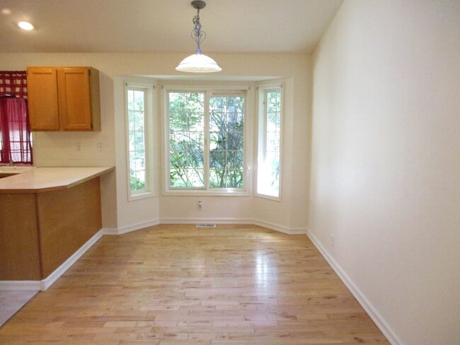 Building Photo - Charming Rambler in Lake Minterwood with P...
