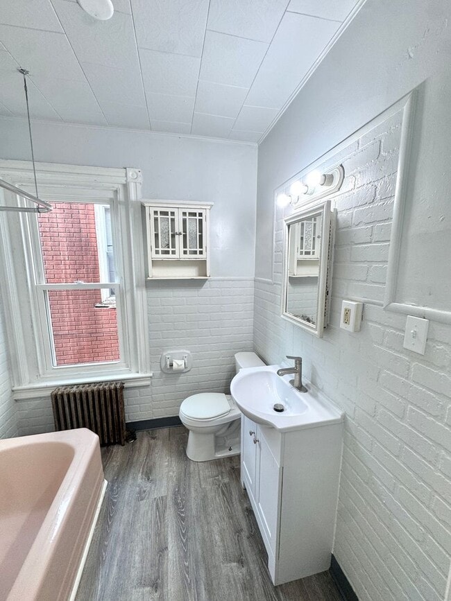 Building Photo - FIVE BEDROOM Home