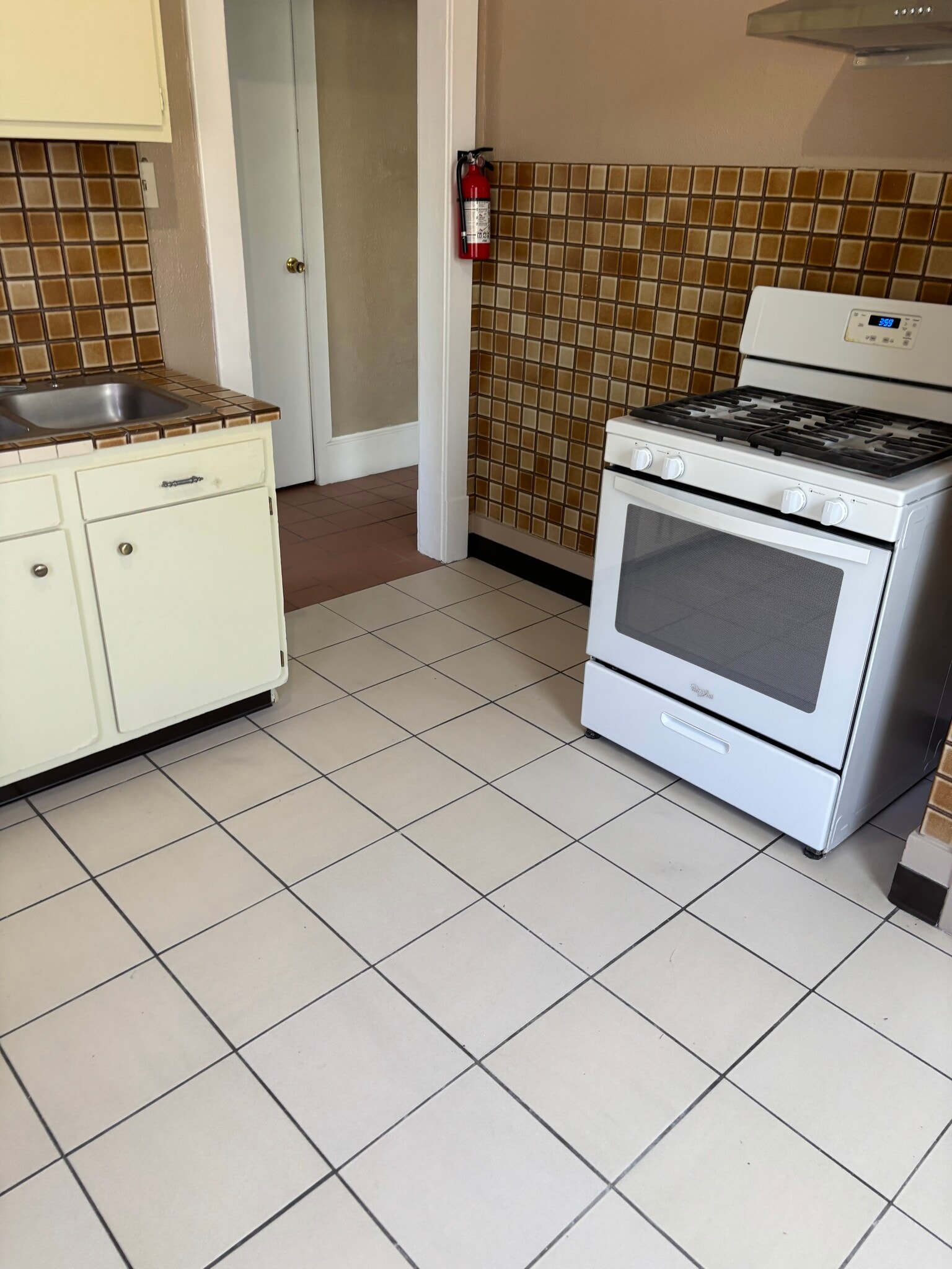 Eat-in Kitchen - 571 N East Ave