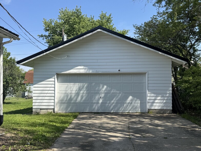 Building Photo - 1221 E 38th St