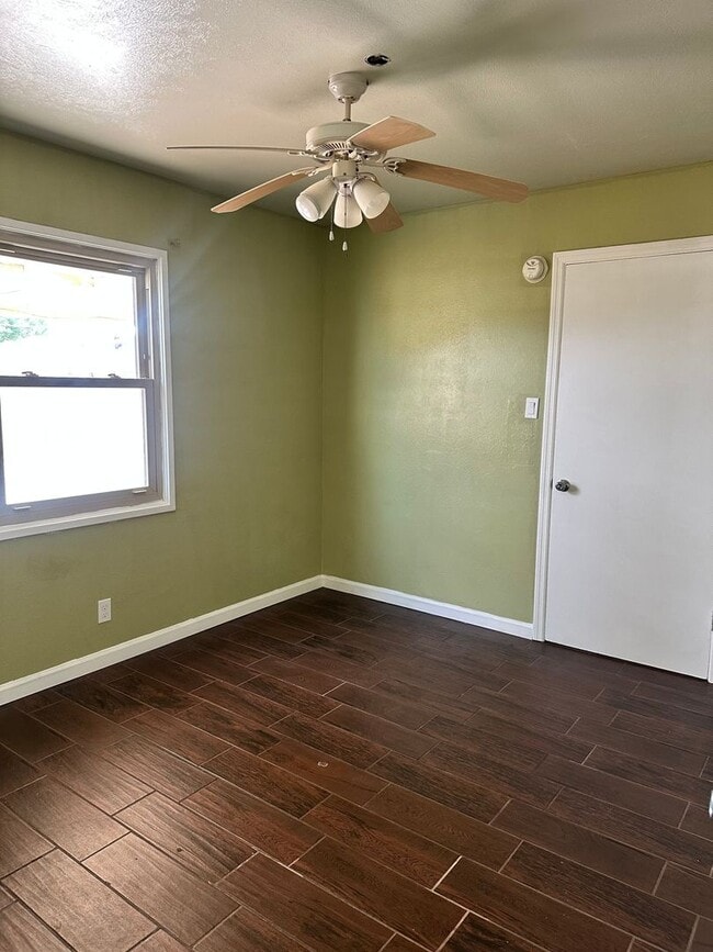 Building Photo - 3 bed with 1 bath - ALL TILE through out home