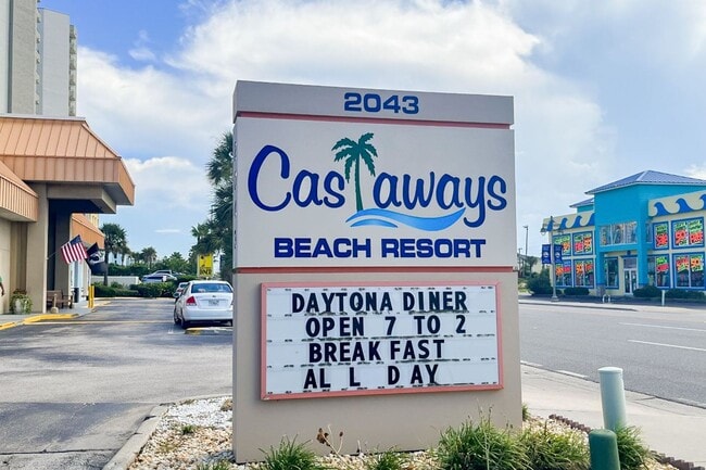 Building Photo - Cozy Studio on the Beach in Daytona Beach Shores