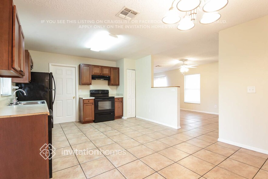 Building Photo - 634 Marot St
