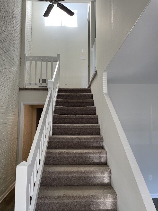 Building Photo - 145 Harvest Dr