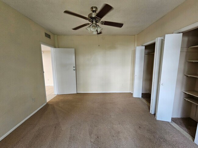 Building Photo - 6 Bedroom/3 Bath home in Black Acres