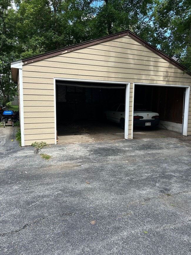 Building Photo - 405 N East Ave. (16 Unit)