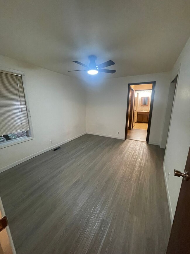 Building Photo - Large Home with Spacious Pet Friendly Back...