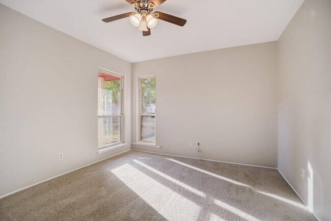 Building Photo - 2822 Canary Ln