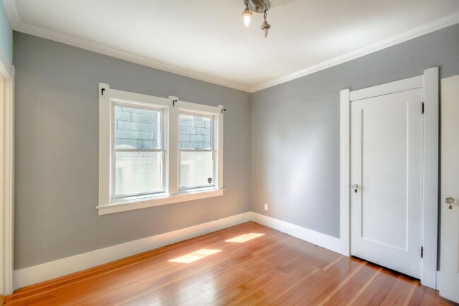 Building Photo - Mid Town 2 Bedroom 2 Bathroom 1260 Sqft. B...