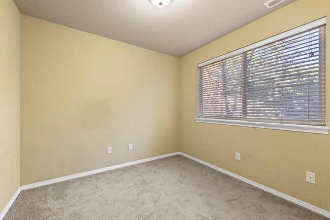 Building Photo - Well-appointed 3-Bedroom Townhome Near Downtown Kenmore & Bothell