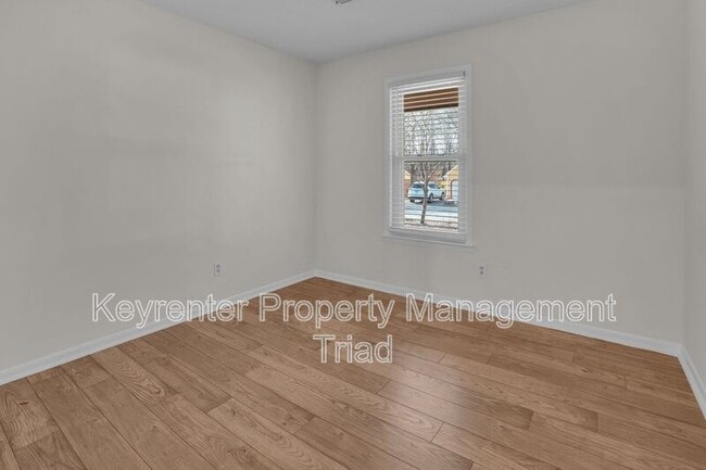 Building Photo - 5110 N Oaks Dr