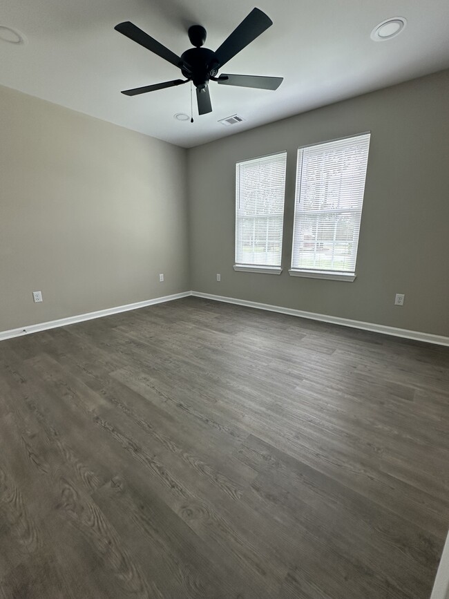 Building Photo - 609 40 th St E