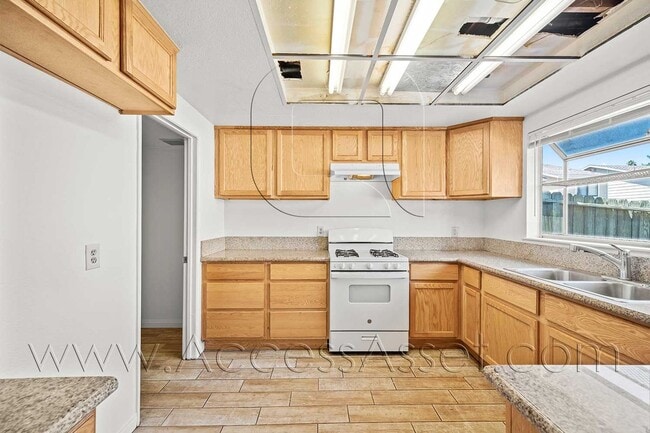 Building Photo - Two-Story Condo with Private Yard in Lake Elsinore