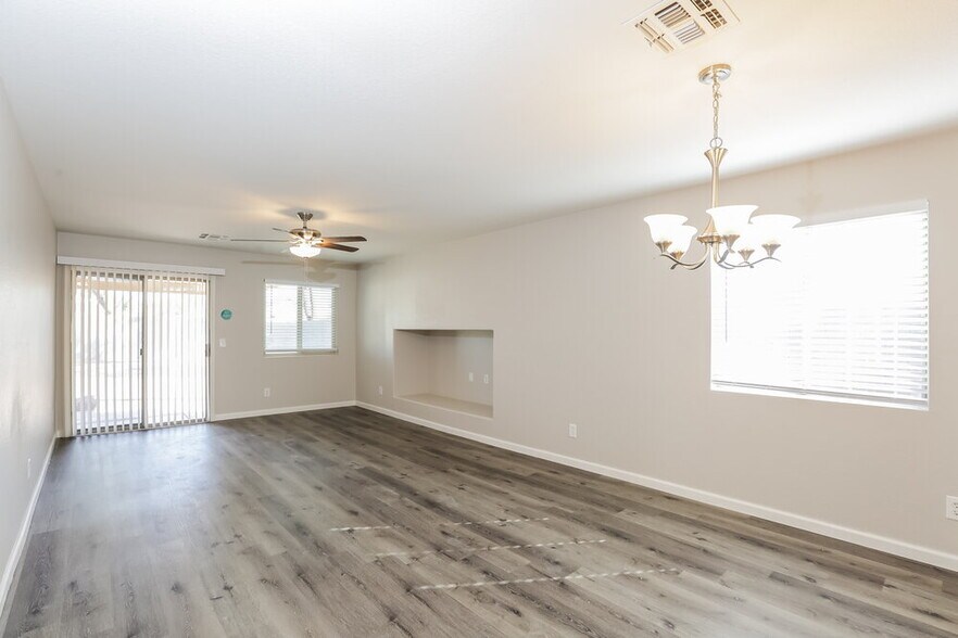 Building Photo - 1074 E Silversmith Trail