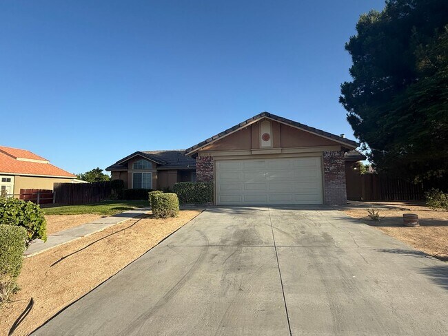 Building Photo - Hesperia Home, 3 Bedroom's, 2 Bathrooms, New paint, New Carpet,
