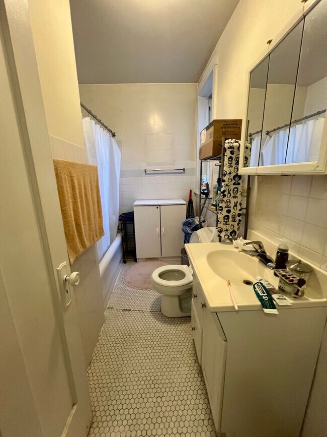 Building Photo - Huge One Bedroom in Irving Park