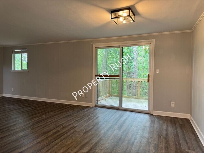 Building Photo - 806 Forest Dale Ln
