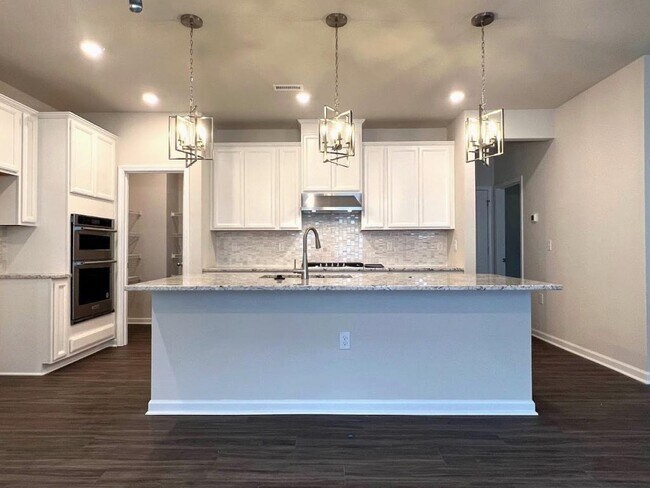 Building Photo - 5 Bedroom Single Family for Sale close to ...
