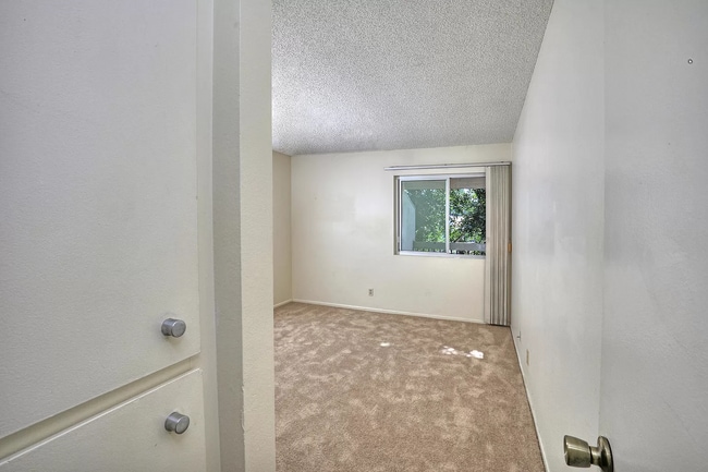 Building Photo - APT 92