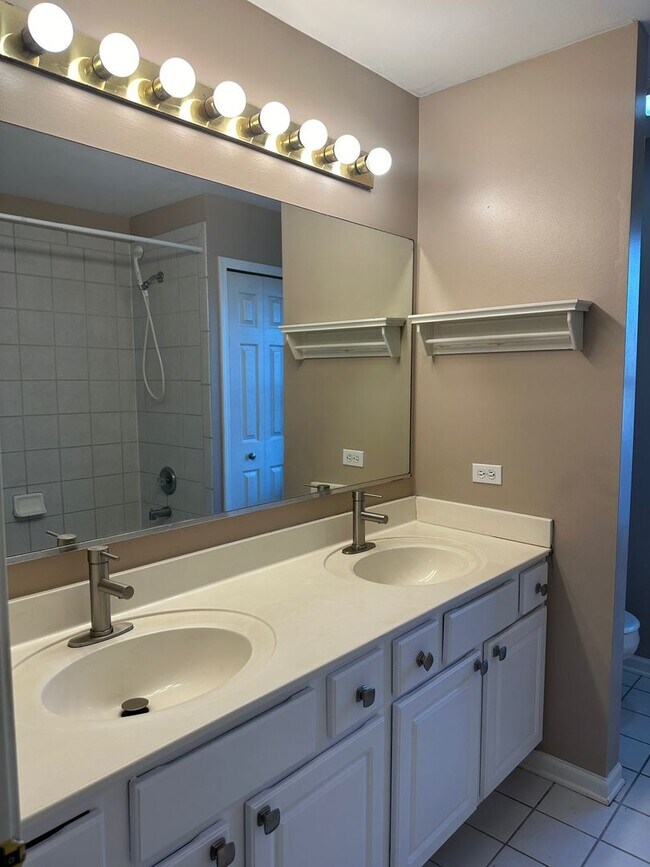 Building Photo - 5490 Fox Path Ln