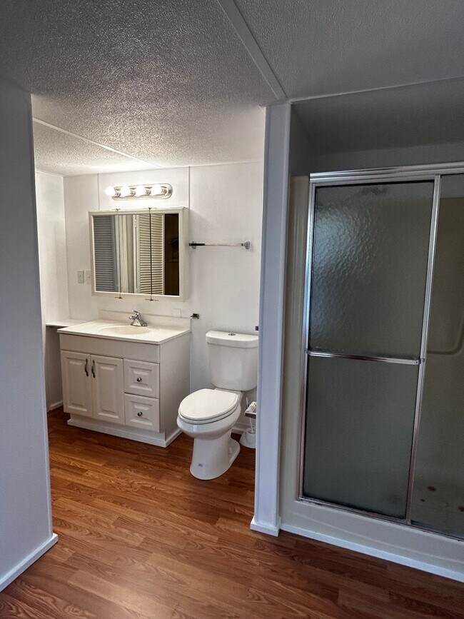 Building Photo - 2 Bedroom Home with a den - Loads of ameni...