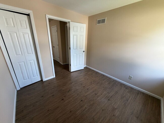 Building Photo - 706 Crescent Dr