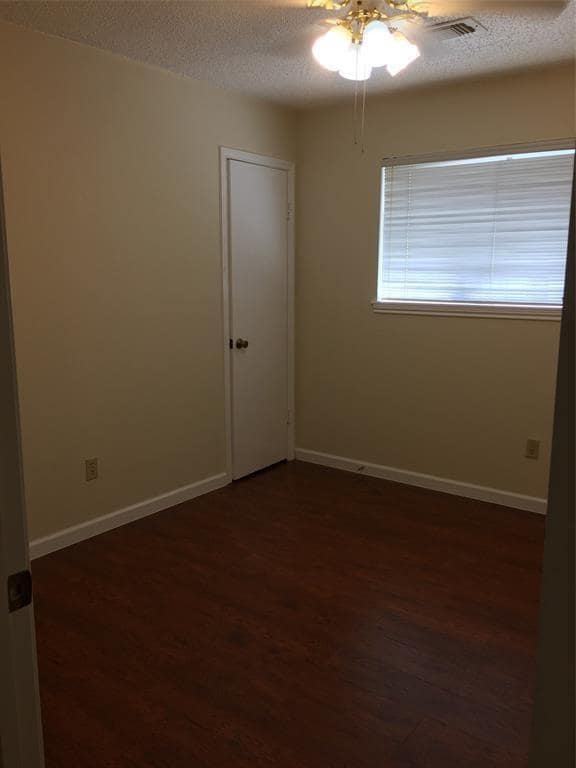 Building Photo - 1215 Ashwood Dr