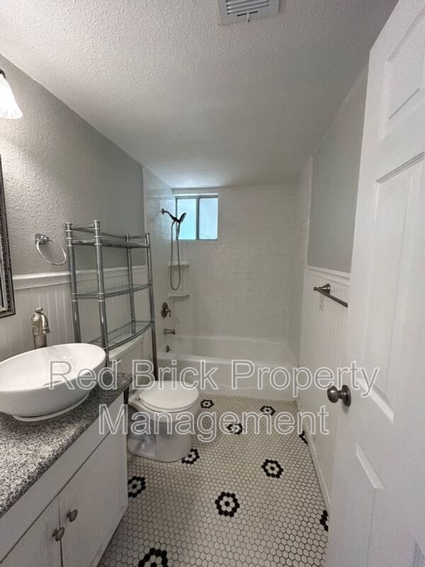 Building Photo - 1101 E North Bear Creek Dr