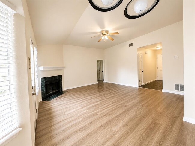 Building Photo - 501 Amaryllis Ave