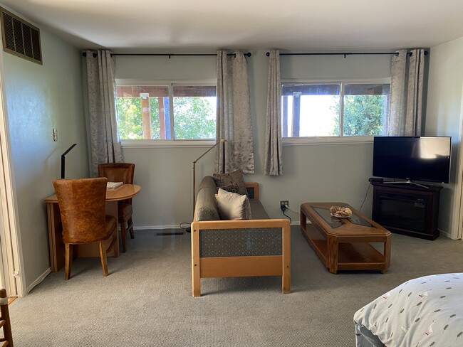 Building Photo - 819 Villa Vista St