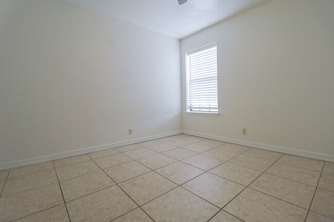 Building Photo - 2433 E 87th St