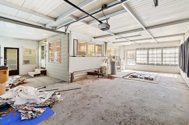 Building Photo - Charming 2BR/2BA Waterfront Home for Rent with Canal Access & Two Garages