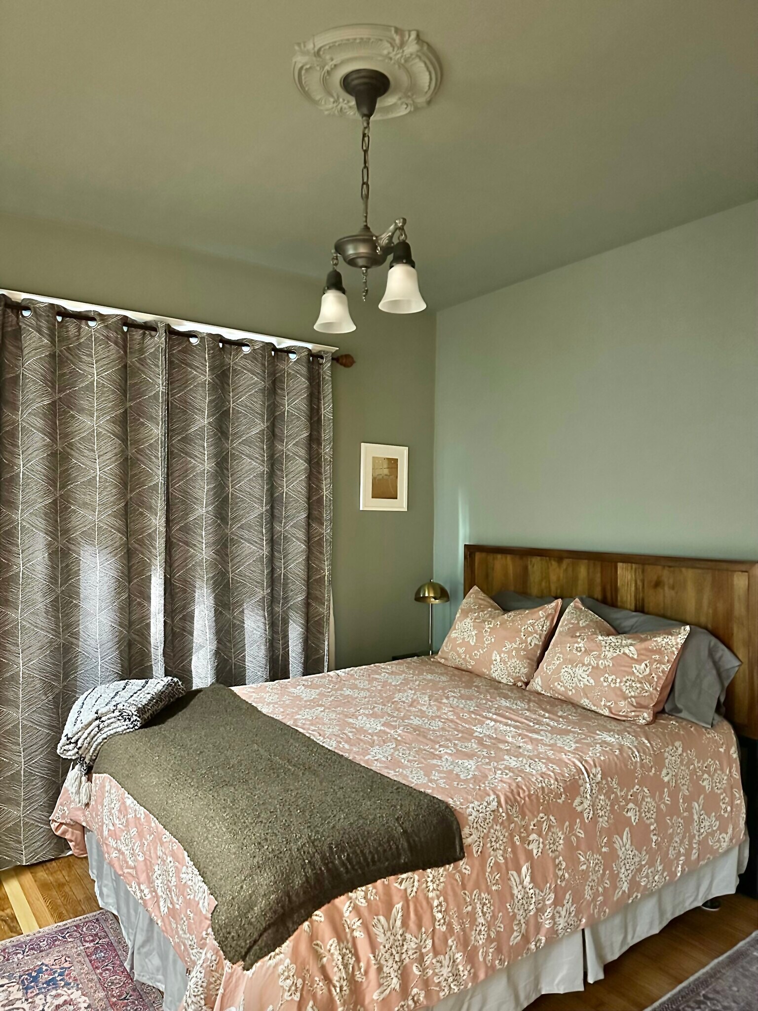 Building Photo - 729 NE Shaver St