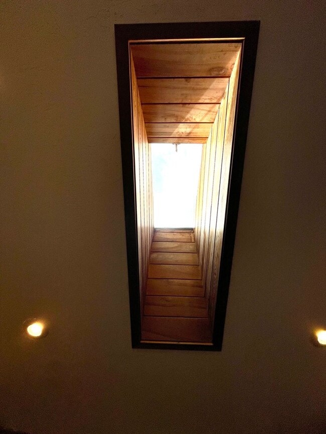 Building Photo - 4 bed, 3 bath split-level home in a private, forested setting (Bayside)