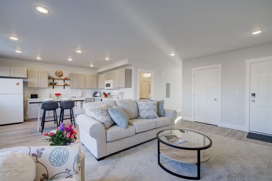 Building Photo - 5242 Fallon St