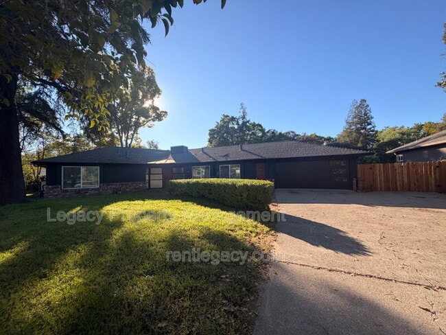 Building Photo - 1249 Davis Ave