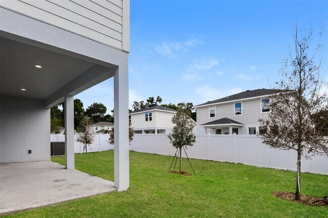 Building Photo - 812 E Voorhis Ave