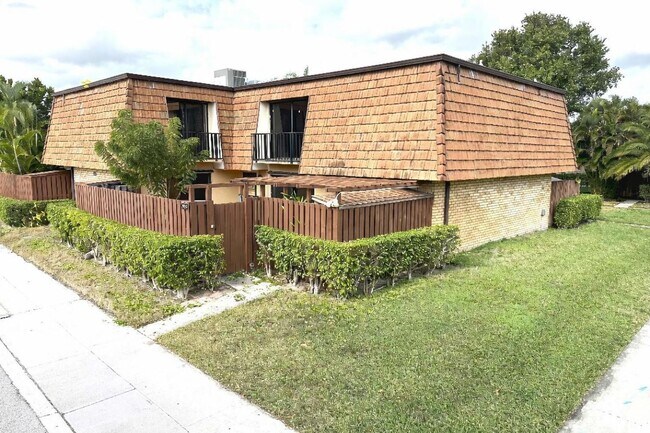 Building Photo - 1006 10th Ln