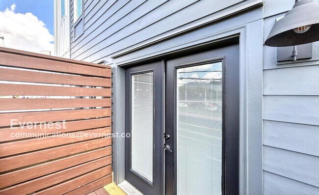 Building Photo - Beautiful 1 Bed, 1 Bath Apartment with Mod...