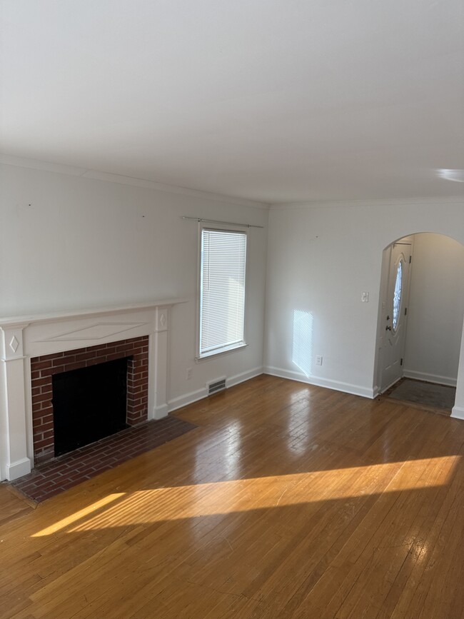 Building Photo - 5752 Bishop St