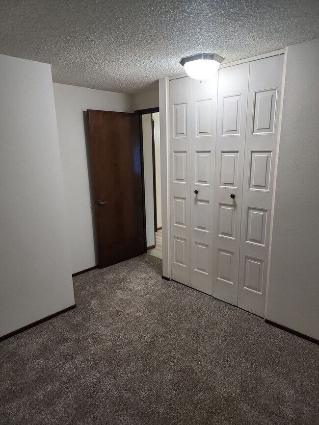 Building Photo - Beautiful Large home in private and quiet community