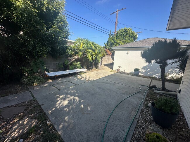 Building Photo - 3169 S Bentley Ave